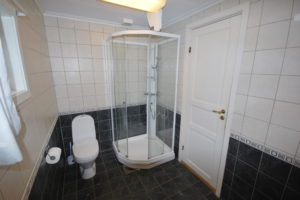 206 C bathroom2